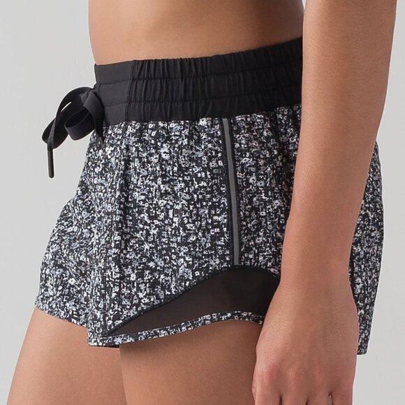 Lululemon Hotty Hot Short (2 1/2" ) - Picture 3 of 14